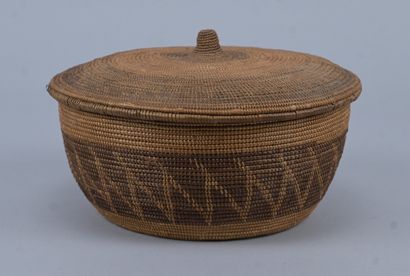Large covered Tutsi bowl in braided raffia...