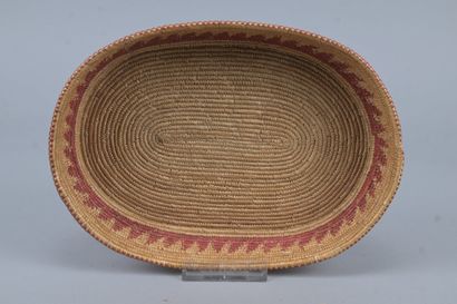 Oval Tutsi tray in woven plant fibers - Rwanda...