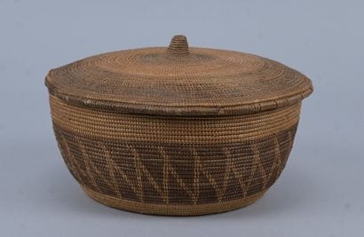 Large covered Tutsi bowl in braided raffia...