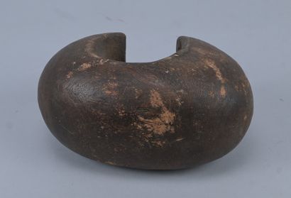Tutsi archer's bracelet in carved wood -...