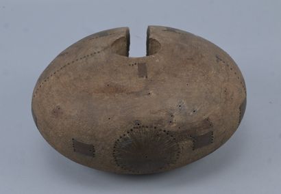 Tutsi archer's bracelet in wood with copper...