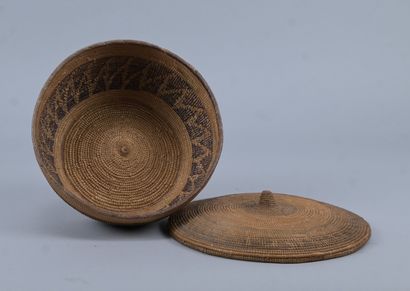 Large covered Tutsi bowl in braided raffia...