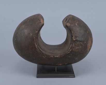Tutsi archer's bracelet in carved wood -...