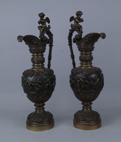 Paire de vases en bronze à décor d’amours...
