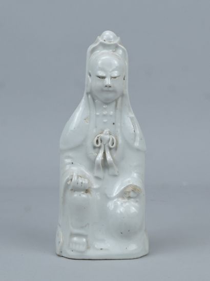 Guanyin assise en porcelaine Blanc de Chine,...