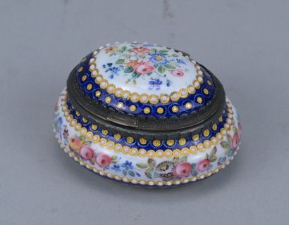 Boîte à bijoux ovale en porcelaine émaillée...
