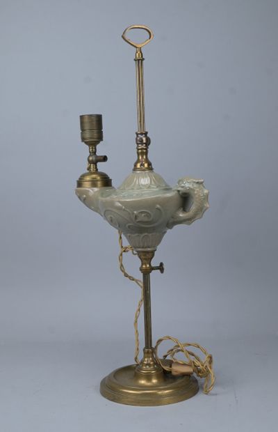 Lampe à huile en faïence et monture en cuivre,...