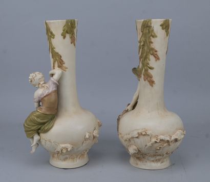 Paire de vases Art nouveau en porcelaine...