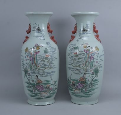 Paire de grands vases chinois en porcelaine...
