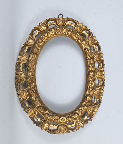 Carved and gilt wood oval frame, 17th century...