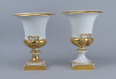 Paire de vases Médicis en porcelaine blanche...