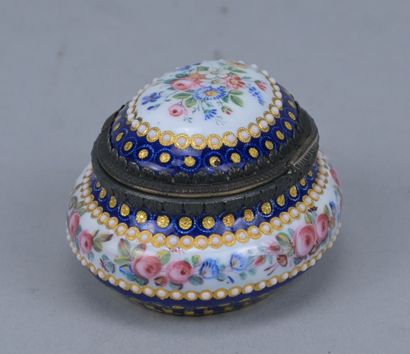 Boîte à bijoux ovale en porcelaine émaillée...