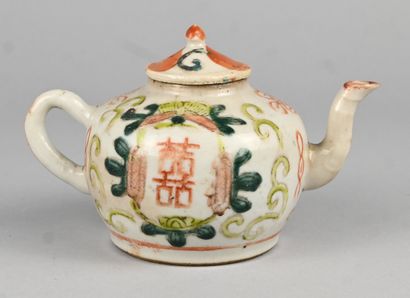 Théière chinoise en porcelaine polychrome,...
