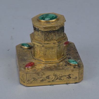Encrier de voyage en bronze doré et pierres...