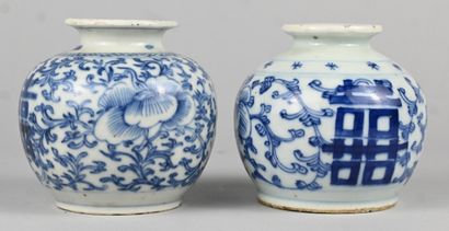 Paire de petits vases chinois en porcelaine...