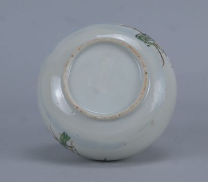 Vase bouteille en porcelaine à décor de lotus...