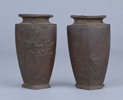 Paire de vases japonais en laiton à décor...