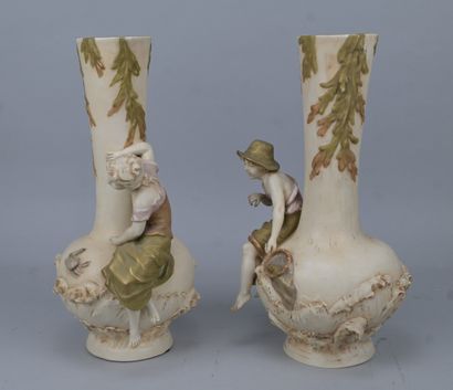 Paire de vases Art nouveau en porcelaine...