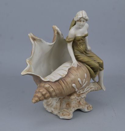 Royal Dux Bohemia – Femme assise sur un coquillageImportante...