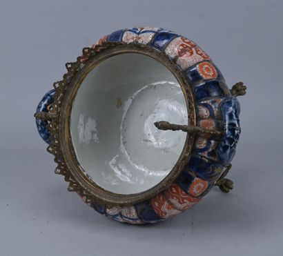 Vasque Imari japonaise montée en bronze doré,...