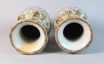 Paire de vases en porcelaine de Canton à...