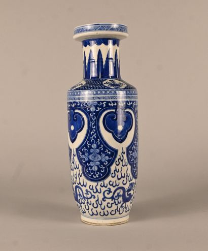 Vase en porcelaine bleu et blanc, Chine,...