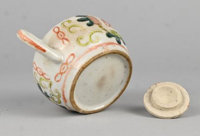 Théière chinoise en porcelaine polychrome,...