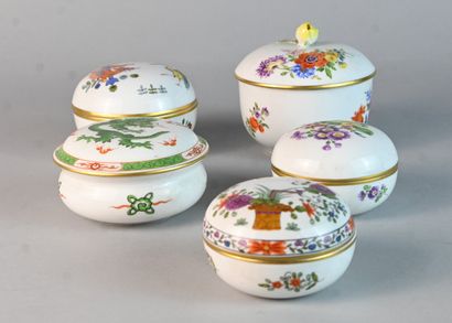 Lot de cinq boîtes couvertes en porcelaine...