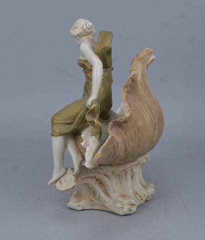 Royal Dux Bohemia – Femme assise sur un coquillageImportante...