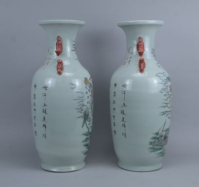 Paire de grands vases chinois en porcelaine...