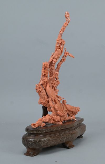 Chinese coral sculpture depicting phoenixes...