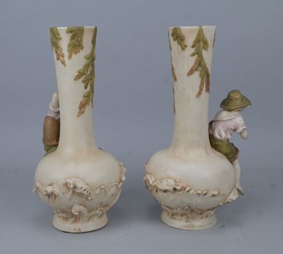 Paire de vases Art nouveau en porcelaine...