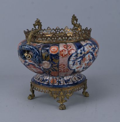 Vasque Imari japonaise montée en bronze doré,...
