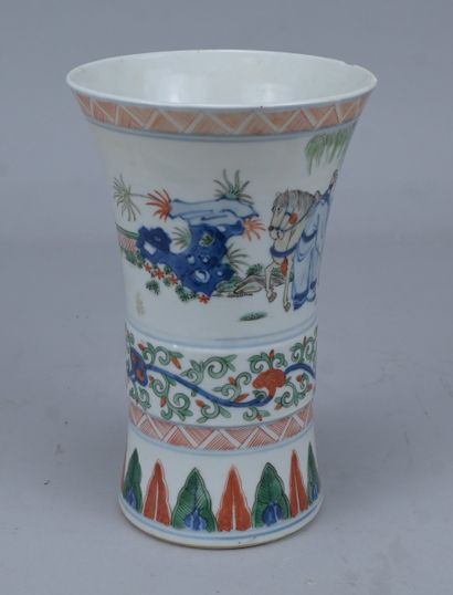 Vase en porcelaine de Chine de style Doucai,...