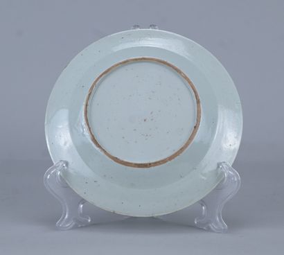 Assiette en porcelaine de Chine à décor floral...