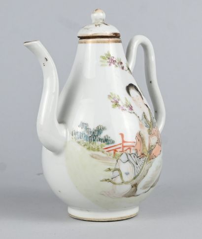 Théière chinoise en porcelaine à décor de...