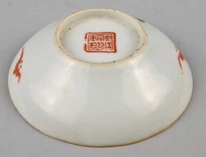 Soucoupe chinoise en porcelaine à marque...