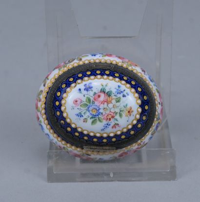 Boîte à bijoux ovale en porcelaine émaillée...