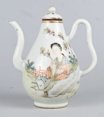 Théière chinoise en porcelaine à décor de...