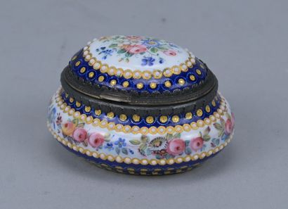 Boîte à bijoux ovale en porcelaine émaillée...