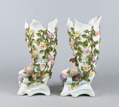 Paire de vases en porcelaine allemande à...