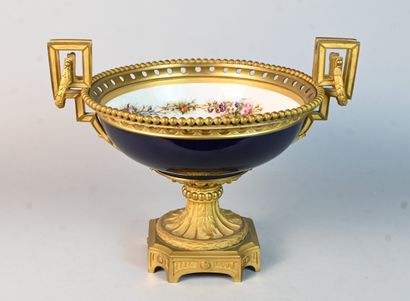 Coupe en porcelaine de Sèvres montée en bronze...