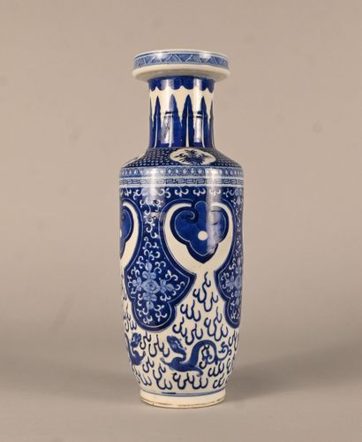 Vase en porcelaine bleu et blanc, Chine,...