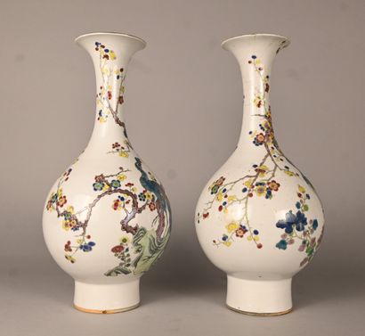 Paire de vases balustre en porcelaine à décor...