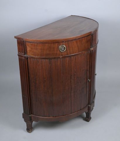 Meuble d'appui demi-lune de style Empire...