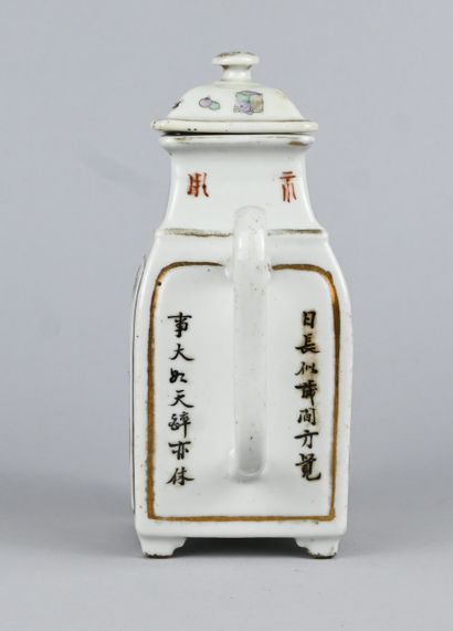 Théière chinoise en porcelaine à décor famille...