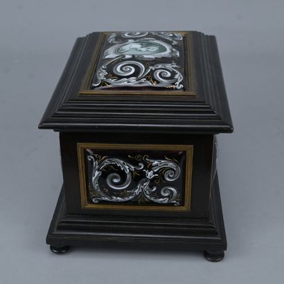 Coffret Napoléon III en bois noirci et panneaux...