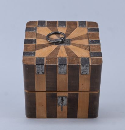 Coffret à parfum en placage de bois avec...