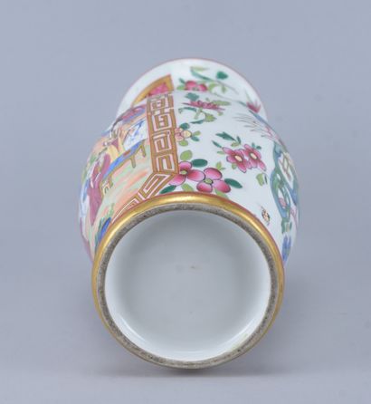Vase en porcelaine de style Canton à décor...