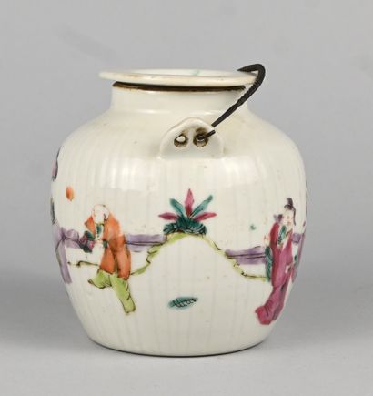 Théière chinoise en porcelaine à décor de...